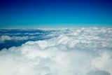 Abbraccio di nuvole bianche sull'orizzonte