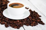 Caffè in primo piano su rustico legno bianco