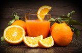 Composizione rustica con arance fresche