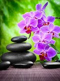 Composizione zen di orchidee e pietre levigate