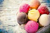 Coni gelato colorati su vassoio rustico