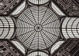 Cupola di vetro e ferro in simmetria