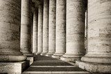 Echi di simmetria classica in seppia