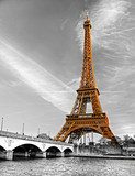 Eiffel in risalto: icona parigina a colori