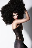 Eleganza drammatica in pose sinuose