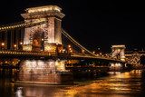 Fascino notturno sul fiume riflettente