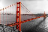 Icona urbana: il ponte sospeso rosso