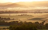 Luce dorata su colline e campi
