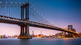 Luci e strutture di un ponte al tramonto