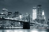 Notte Urbana con Ponte Luminoso