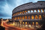 Notturno di Roma tra archi e luci