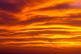 Onde di fuoco nel cielo serale