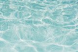 Ondulazioni luminose di un'acqua cristallina