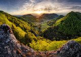Panorama Dorato sulle Valli Montane