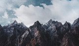 Panorama drammatico di cime montane