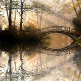 Ponte sospeso tra luce e nebbia