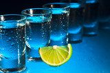 Riflessi blu su vetro e lime