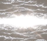 Riflessi di luce tra le nuvole