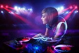 Ritmi e luci in console da DJ