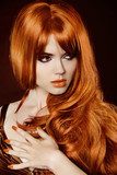 Ritratto glamour di donna dai capelli rossi