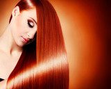 Ritratto laterale con capelli rossi luminosi