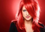 Ritratto moderno di donna con capelli rossi