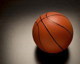 Sfera sportiva con luce spot su muro scuro