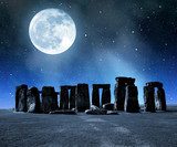 Silenzio lunare sui monoliti antichi