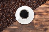 Tazza di caffè su fondo di chicchi