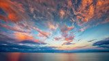 Tramonto con nuvole colorate sul mare