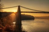 Tramonto dietro un ponte sospeso
