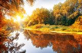 Tramonto dorato sul fiume tranquillo