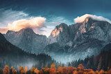Tramonto drammatico sulle montagne rocciose