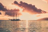 Tramonto sereno sul mare con barca a vela
