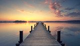 Tramonto sul pontile con riflessi sull'acqua