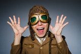Uomo in abito aviatore vintage
