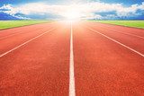 Vista luminosa di pista d'atletica all'aperto