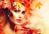 Volto d'autunno tra foglie infuocate