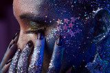 Volto femminile con trucco glitterato e stelle